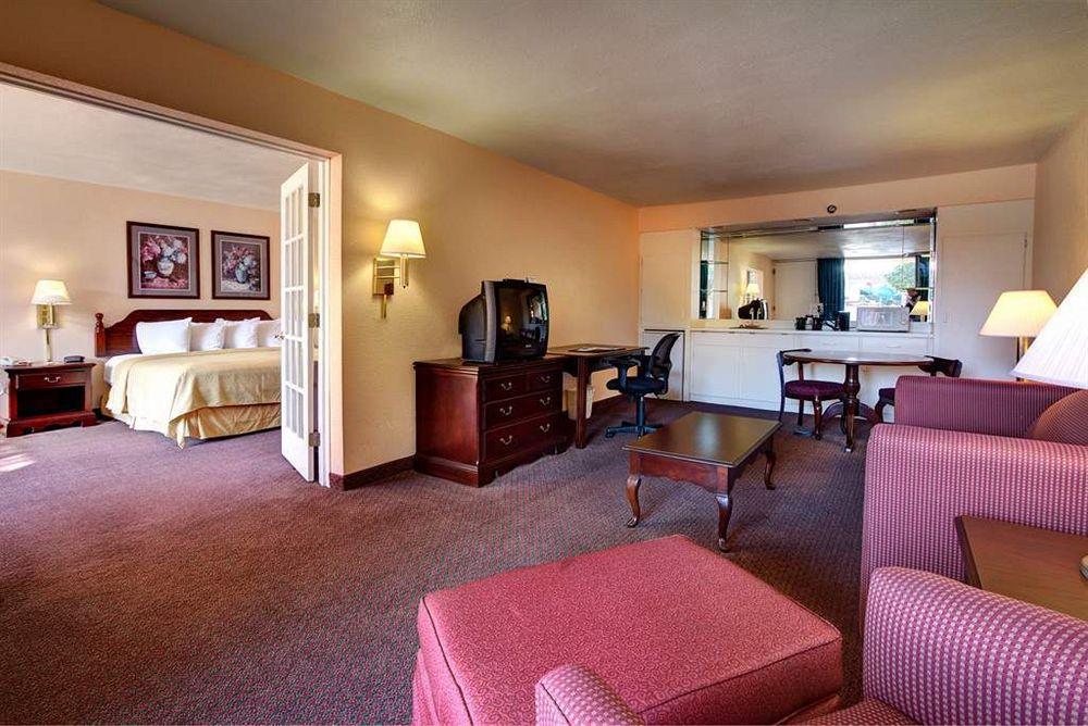 Quality Inn & Suites Conference Center New Port Richey Kamer foto